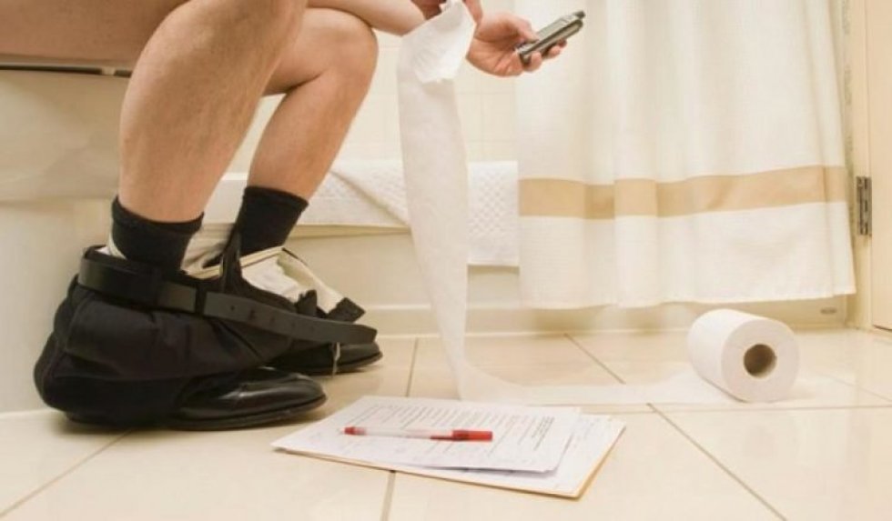 Mænd bruger i gennemsnit 7 timer om året på at gemme sig på toilettet 