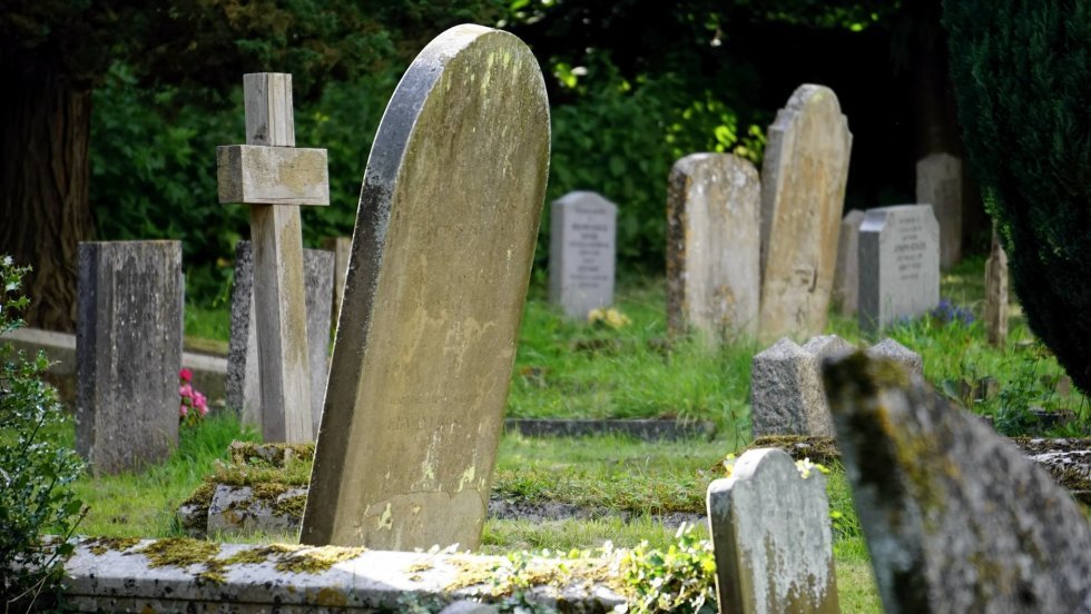 Spøgelsesjæger tilbyder dusør til fem mennesker, der tør overnatte på en kirkegård