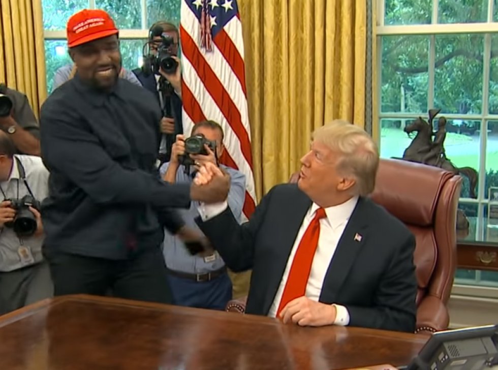 Kanye West - surprise - laver en 180'er og frasiger sig al snak om politik