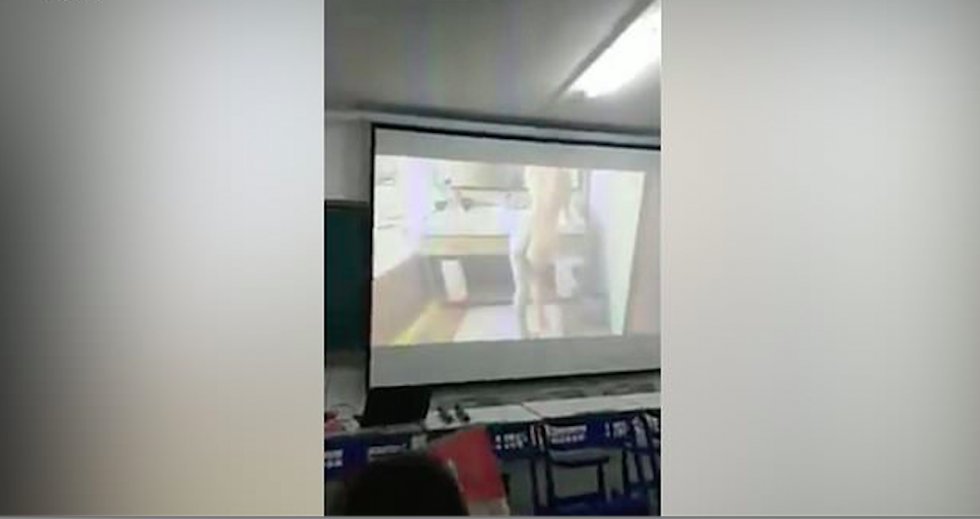 Lærer afspiller ved et uheld en pornofilm på storskærmen foran sine elever