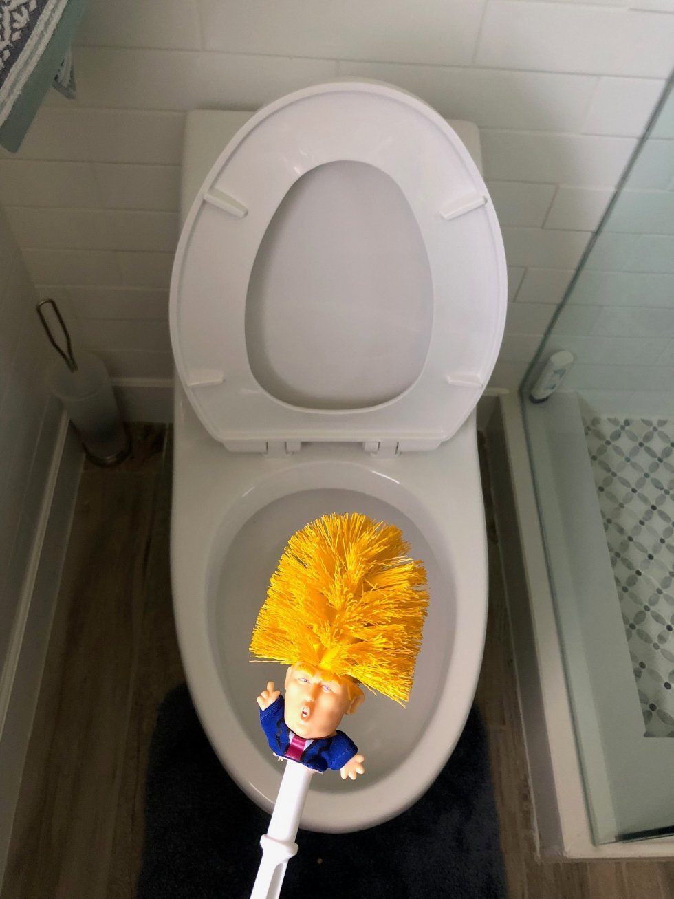 Nu kan du få en toiletbørste designet efter Donald Trump