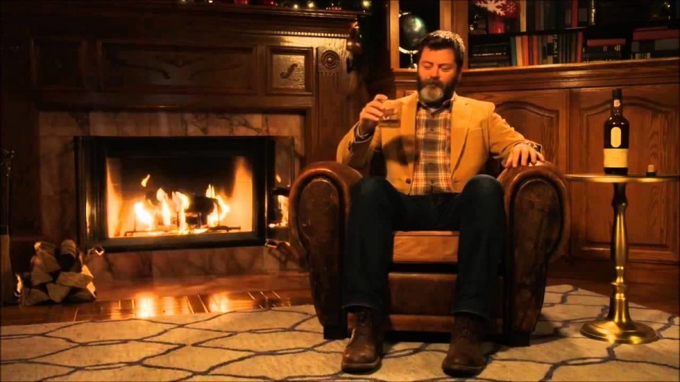 Årlig juletradition: Se Nick Offerman sidde og drikke whisky i 45 minutter