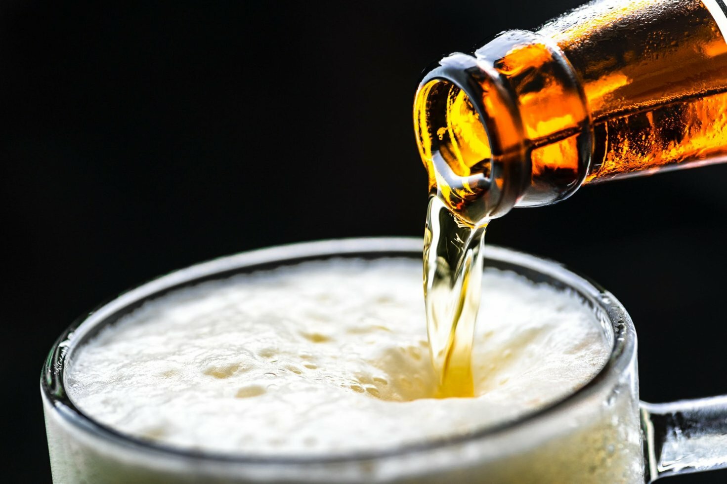 "Det smager lidt som øl": Mand drikker hver dag sit eget tis for at få mere energi 