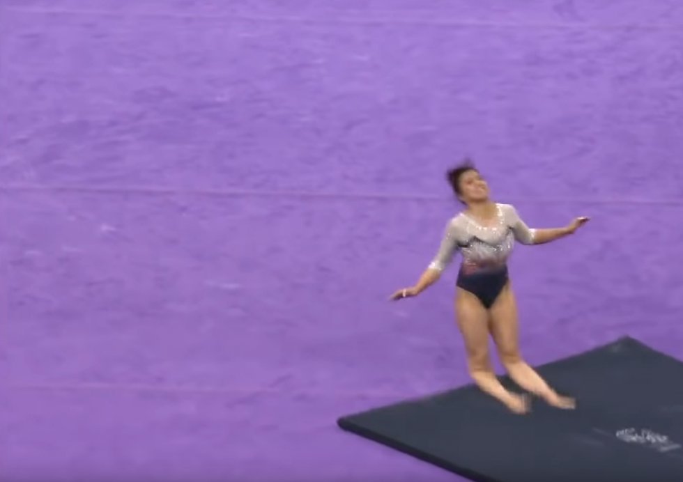 Gymnast brækker begge ben og knæene går af led i uheldig opvisning