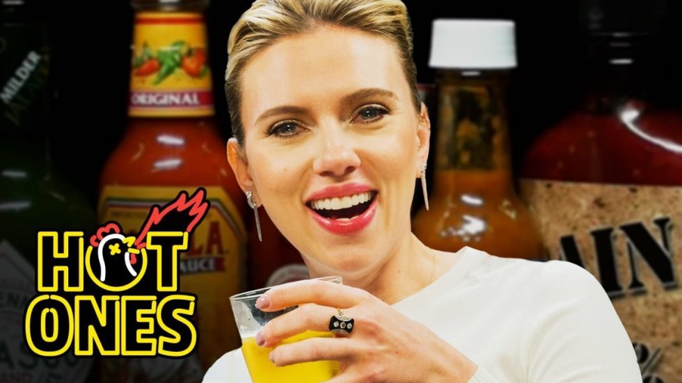 Scarlett Johansson spiser hot wings og taler Avengers: Endgame på Hot Ones