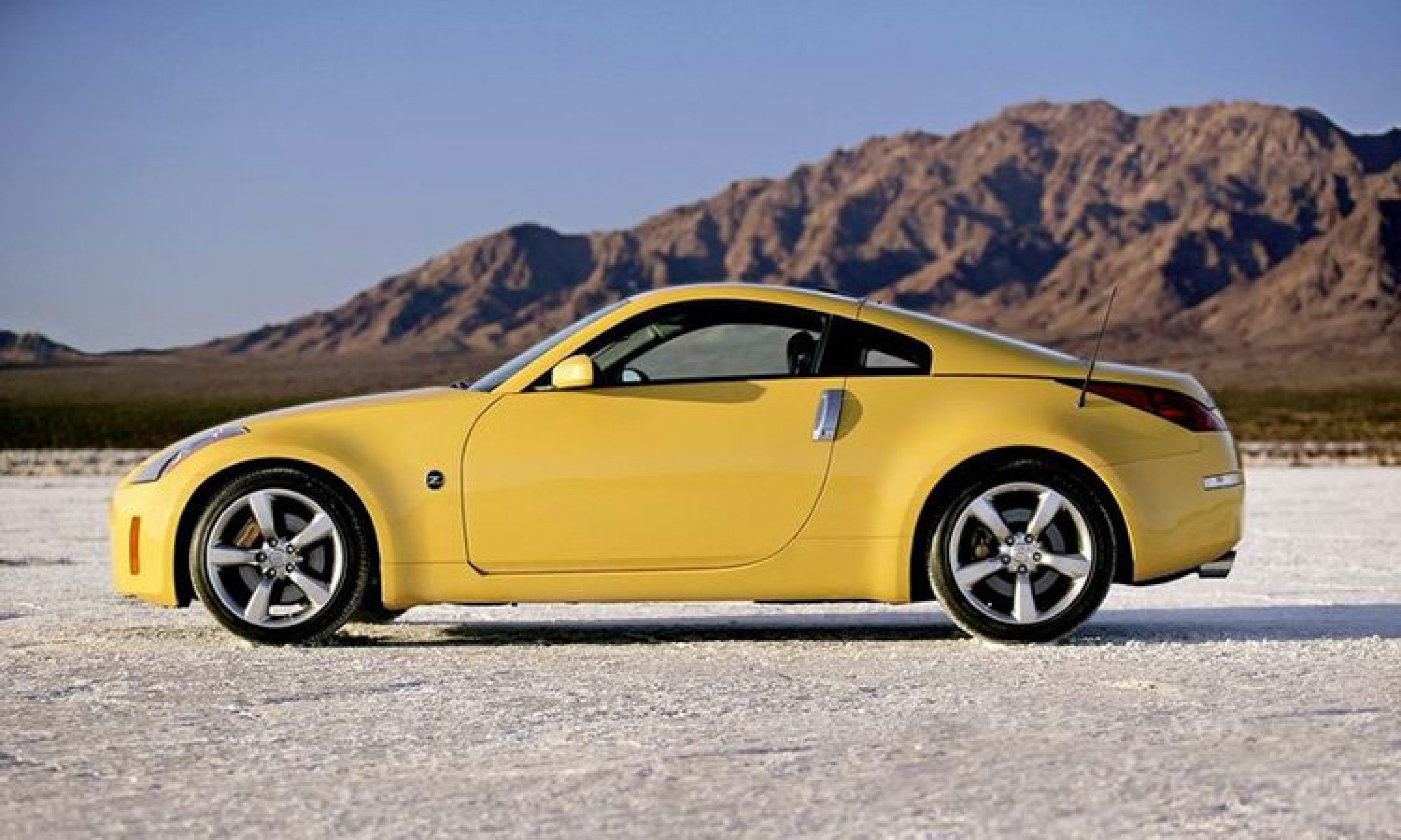 Z sport. Ниссан 350z желтый. Nissan 350z желтая. Ниссан z35. Nissan 35oz.