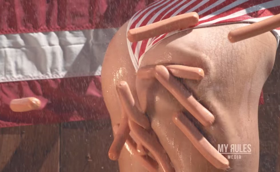 Dagens repeat-video: Bikini-babes bliver skudt med hotdogs i numsen i slowmotion