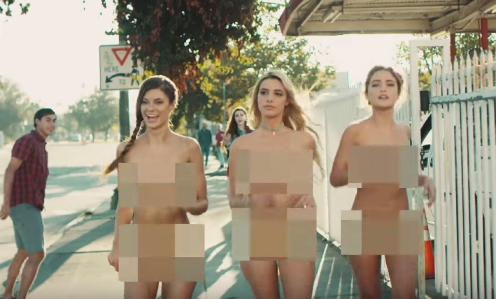 Blink182 genskaber deres ikoniske musikvideo med nøgne kvinder 