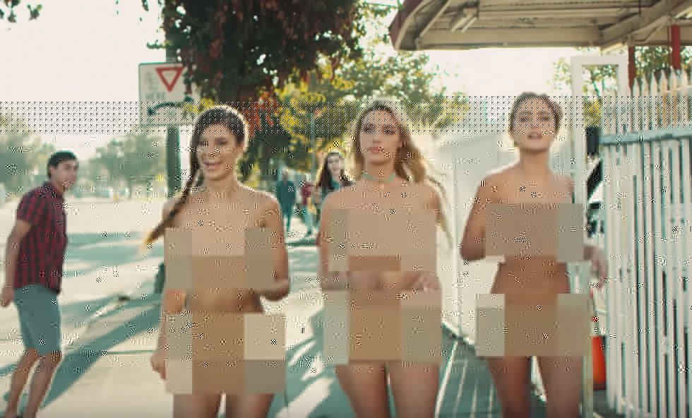 Blink182 genskaber deres ikoniske musikvideo med nøgne kvinder 