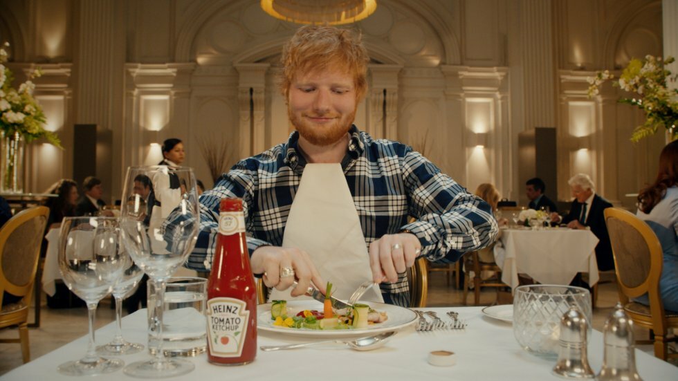 Ed Sheeran forklarer om sin ketchup reklameidé i en ketchup reklame