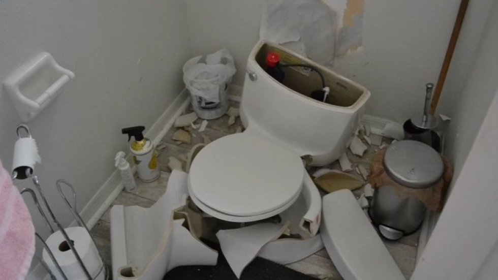 Lyn slår ned i uheldig kvindes septitank og får hendes toilet til at eksplodere