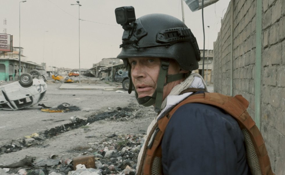 Se den intense trailer til Krigsfotografen om balancen mellem familielivet og verdens brændpunkter