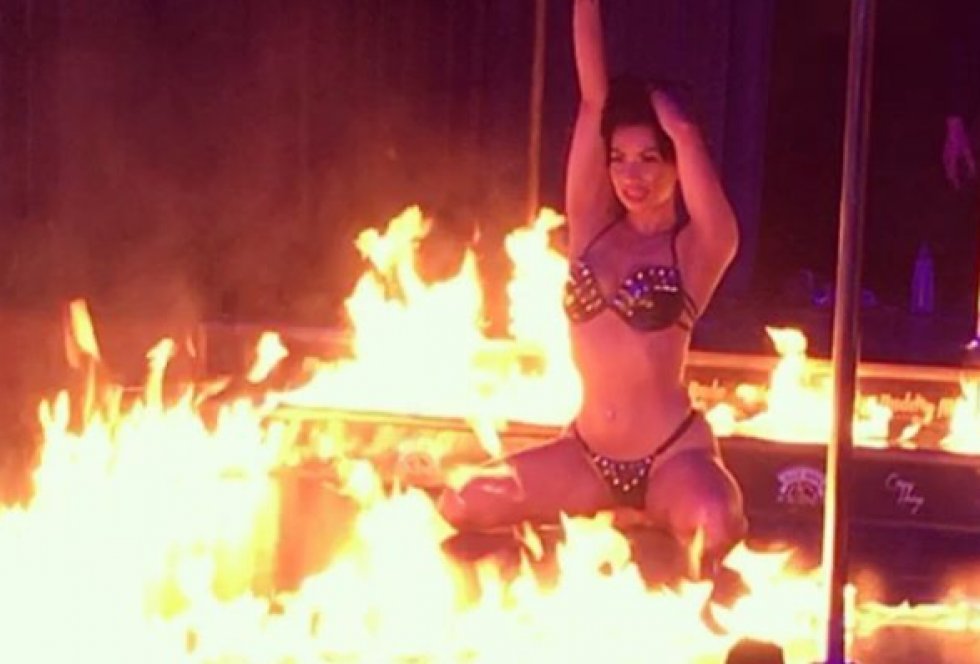 Australier diskvalificeret fra Miss-konkurrence, efter brandstiftelse med flammestrip-rutine