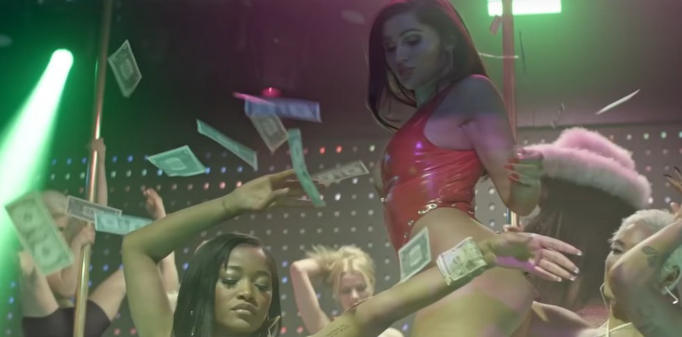 Jennifer Lopez og Cardi B stripper på livet løs i ny trailer til Hustlers
