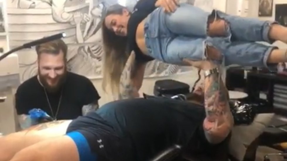 Boss-øjeblik: The Mountain bænkpresser sin kæreste, mens han får en tattoo