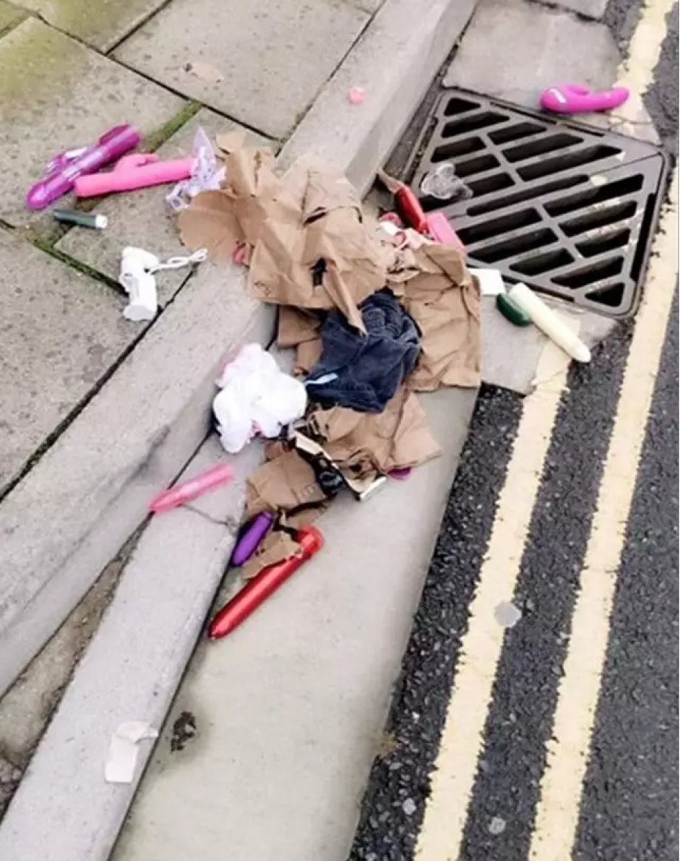 Ukendt person har tabt sin kæmpepose med dildoer på gaden