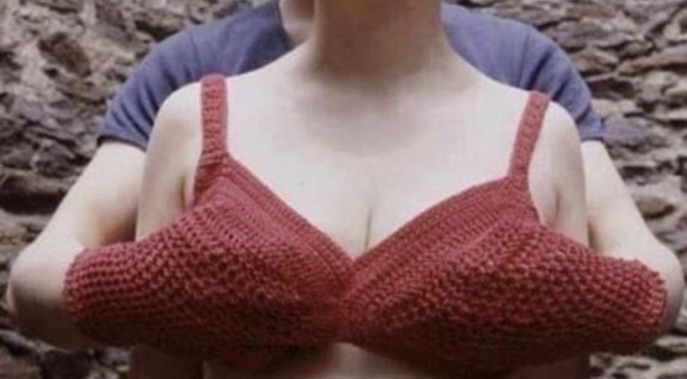Tittens: Nu kan du varme dine hænder på konens bryster med hendes nye vante-bh