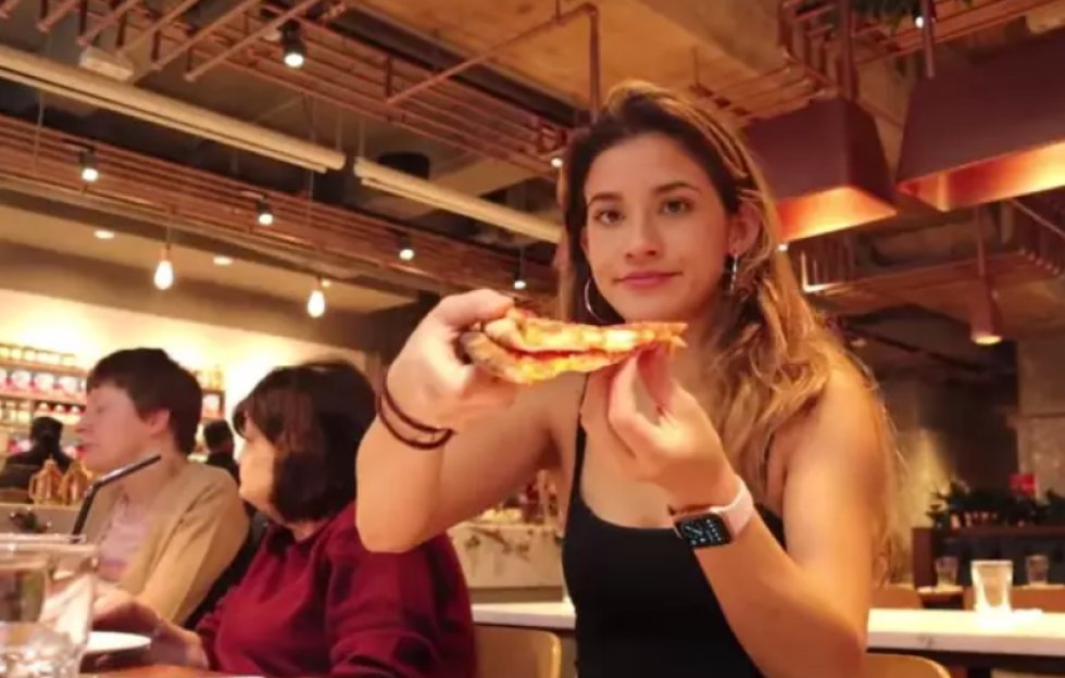 Kvindelig Youtuber forsøger at spise The Rocks cheatday-måltider