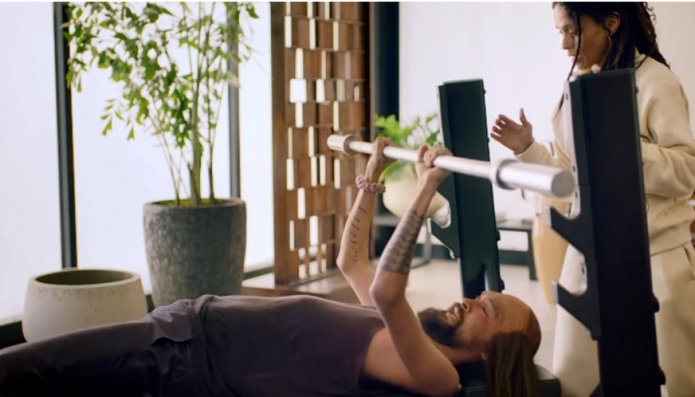 Jason Momoa afslører, at han i virkeligheden er en tyndhåret splejs i genial Super Bowl-reklame