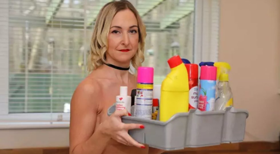 Mor skaber opsigt med ny service: Nu kan du få nøgen-rengøring
