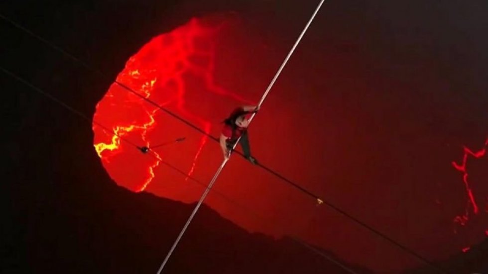 Ægtepar udfører et af verdens farligste stunts over aktiv vulkan