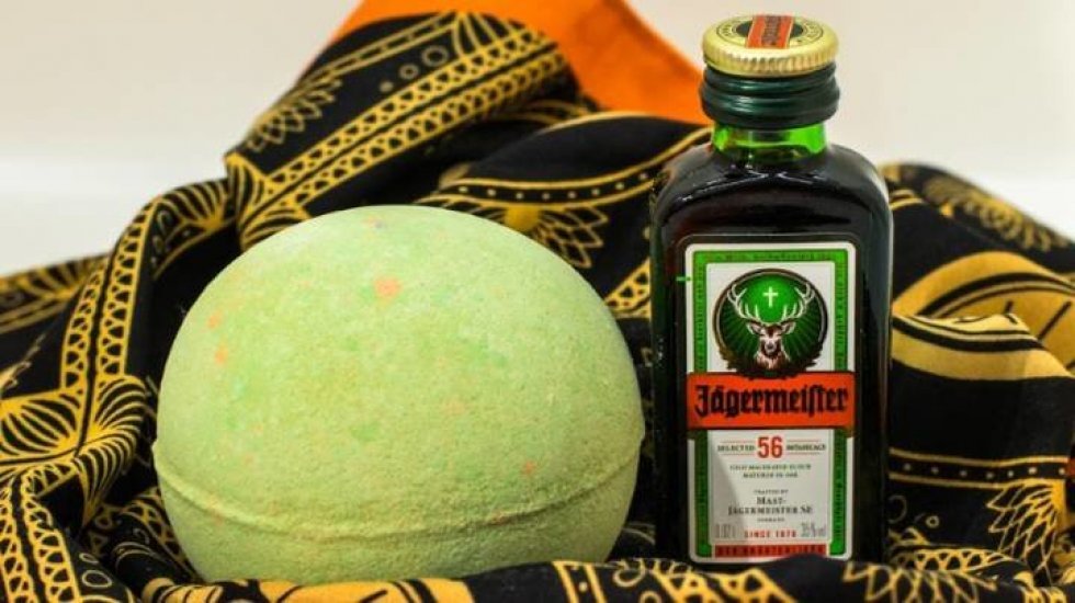 Jägermeister lancerer hyggepakke: bathbombs med duft af brandert og en lille skarp til badekarret