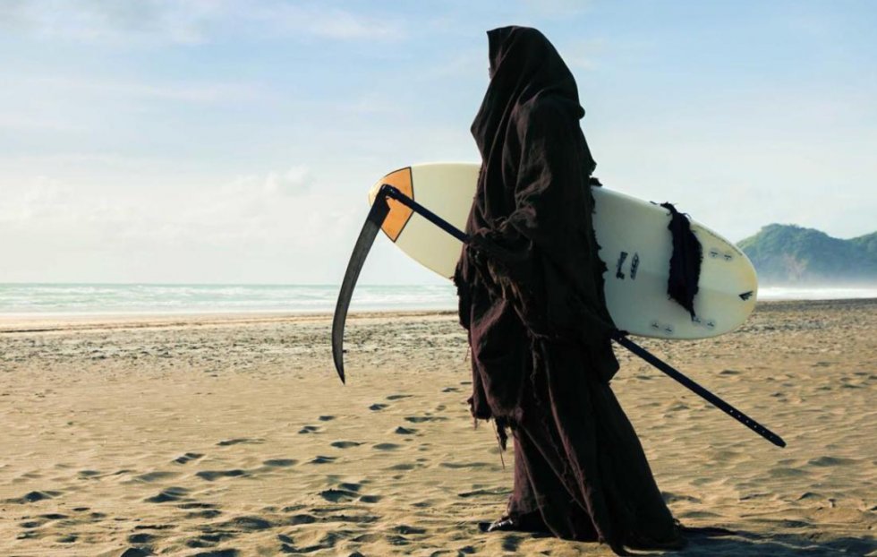 Mand klæder sig ud som Døden for at skræmme folk væk fra stranden