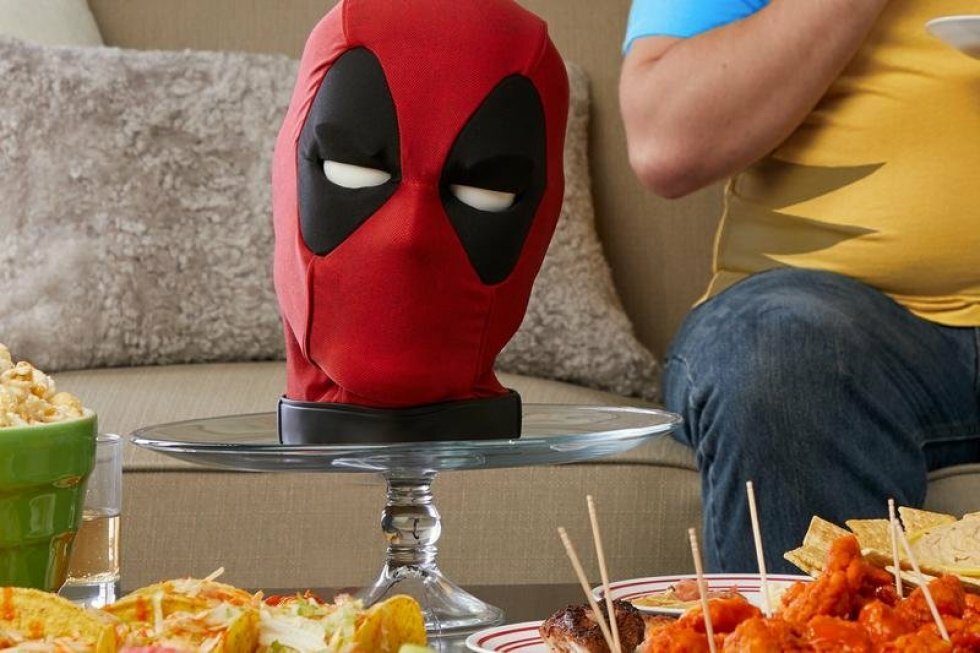Nu kan du få et talende halshugget Deadpool-hoved til natbordet, som sviner dig til