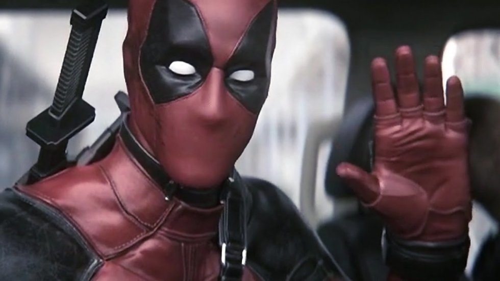 Ryan Reynolds tager pis på filmbranchen og fejrer årsdag for Deadpool-lækket 