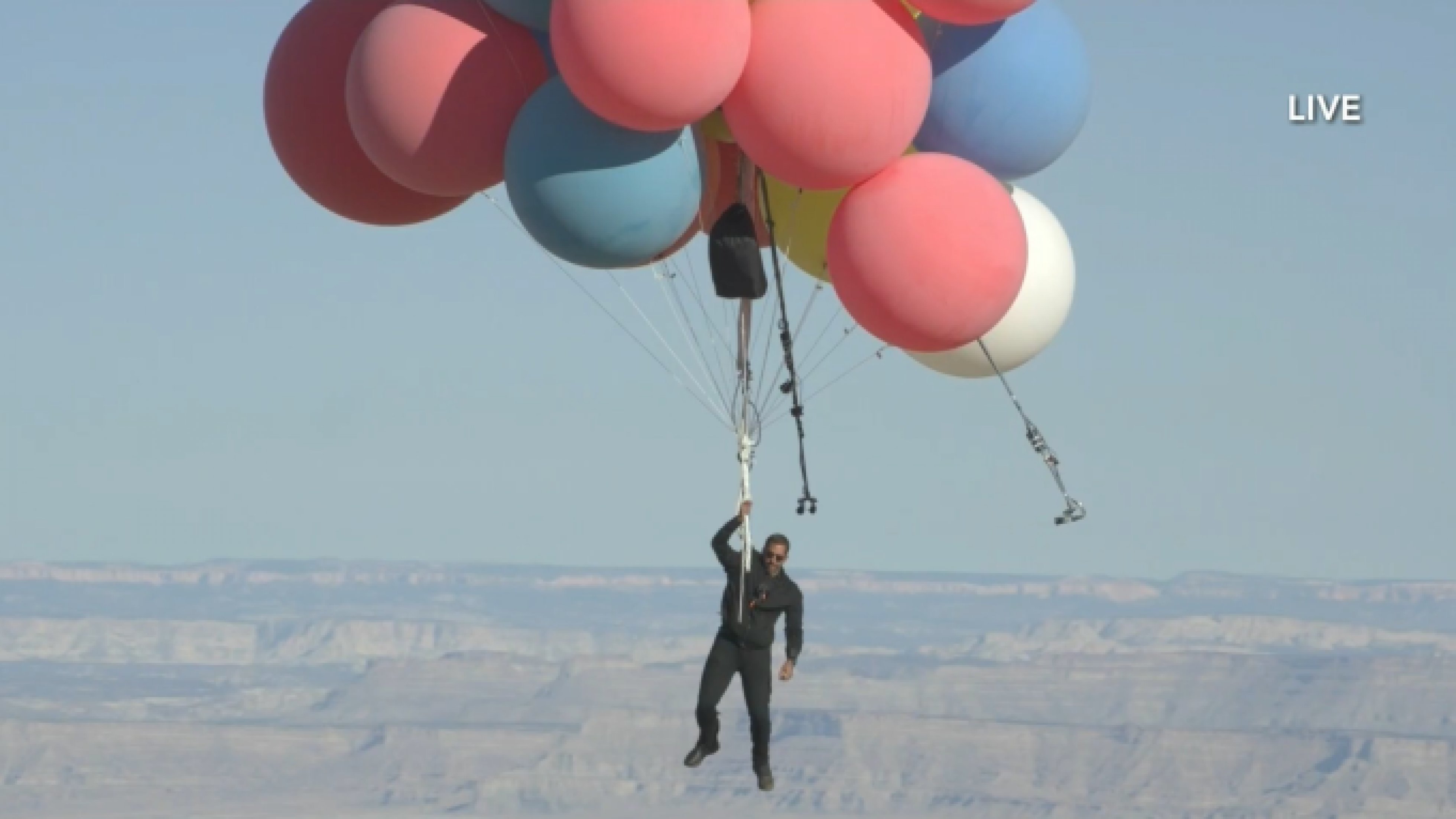 Почему летает шар. Дэвид Блейн на воздушных шарах. Человек с воздушным шариком. Большой воздушный шар.