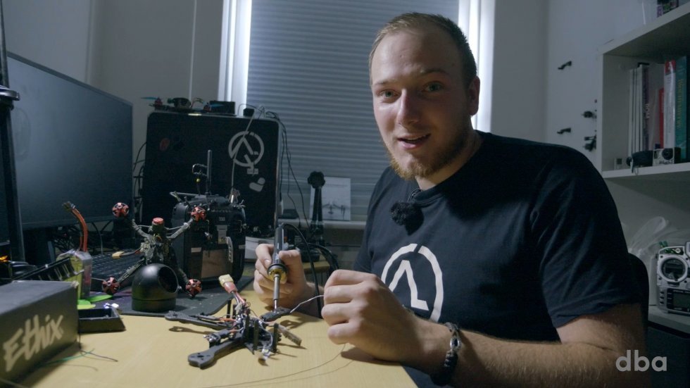 24-årige Mads bygger sine egne droner i fritiden