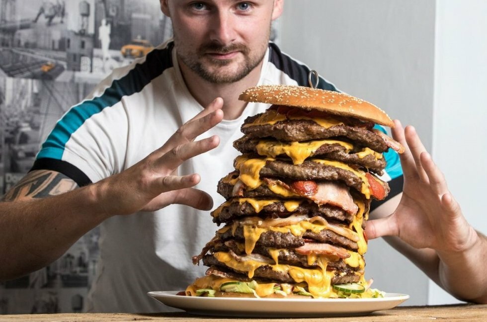Restaurant med burger-udfordring: hvem kan æde denne 12 kilo tunge burger?