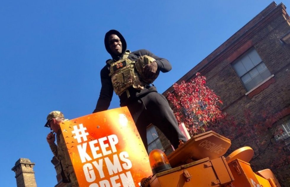 Fitness-hakkedrenge medbringer kampvogn i protest mod træningscenter-lockdown i London
