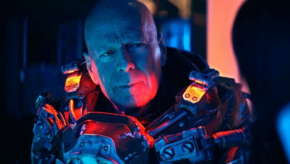 Bruce Willis er klar til det ydre rum igen i traileren til Cosmic Sin
