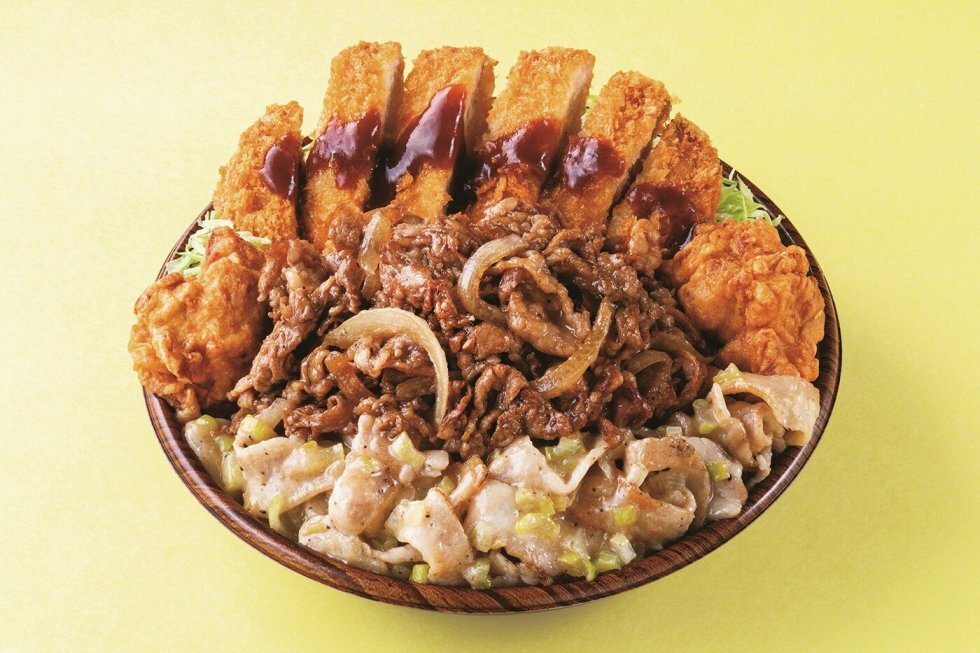 Japansk restaurant udfordrer kødelskere: Hvem kan spise 5 kilo asiatisk takeaway på 12.000 kalorier?