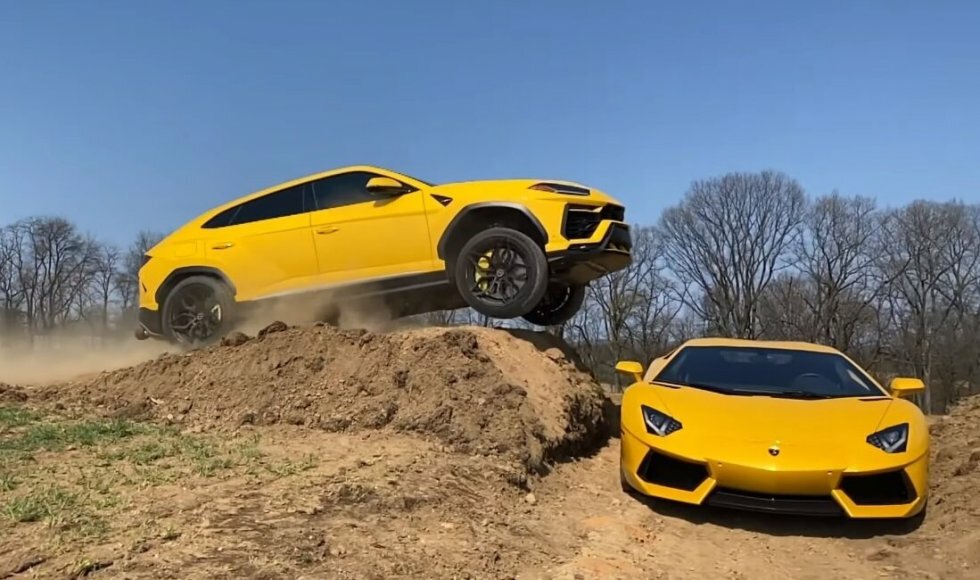 Mand flyver over sin kones Lamborghinis Aventador i en Lamborghini Urus