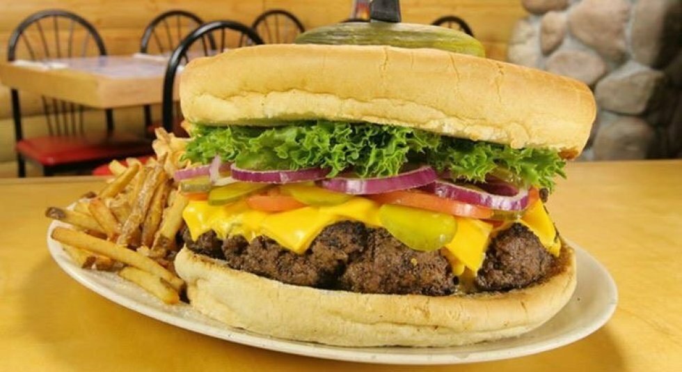 Burgerbar med vild udfordring: Kan du og 3 makkere spise vores 11 kilo tunge burger på 1 time?