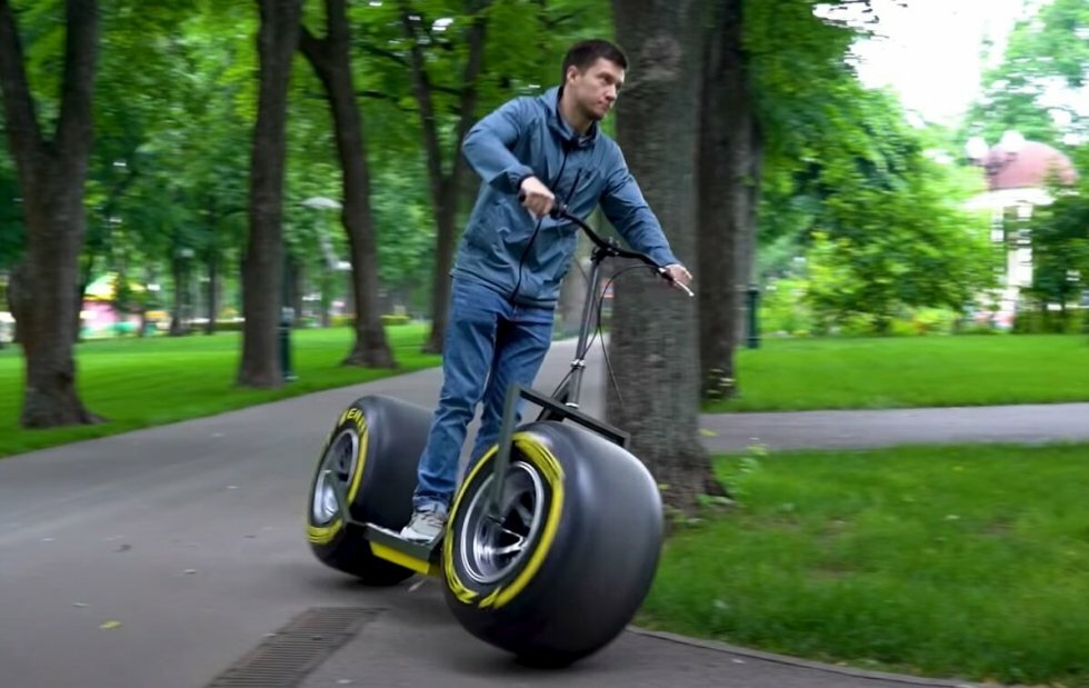 Prol eller art? Youtuber har designet løbehjul med Formel 1-dæk