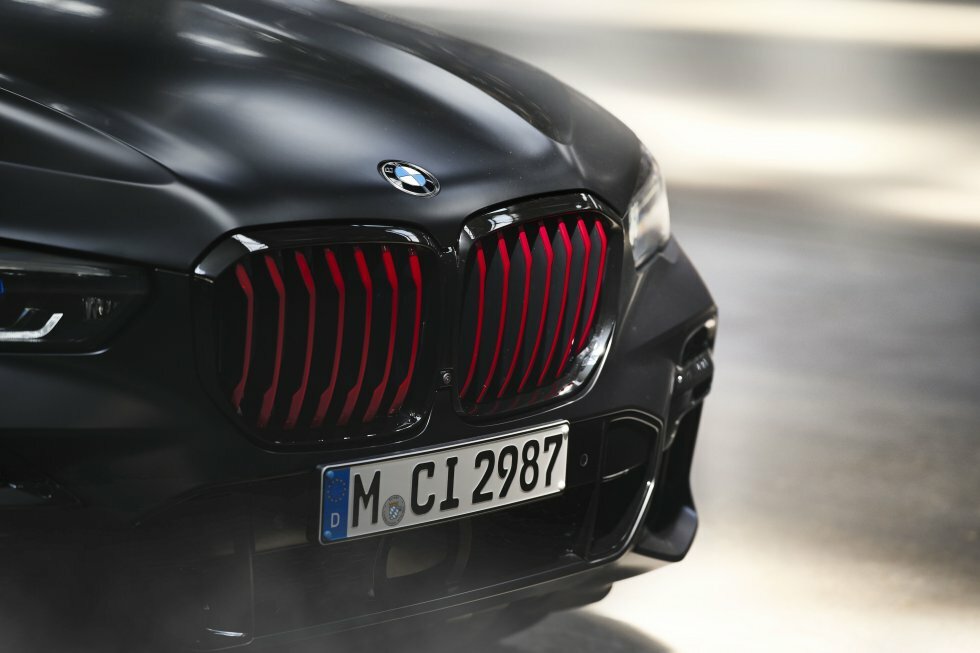 BMW Black Vermillion med rødt kølergitter - BMW X-serie Black Vermillion edition