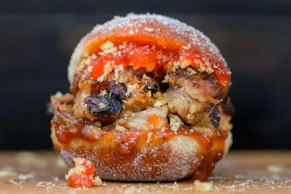 Foto: From The Ashes BBQ - Barbecue-restaurant lancerer snasket donut-burger med bbq-gris