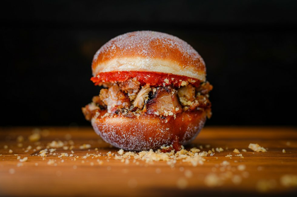 Barbecue-restaurant lancerer snasket donut-burger med bbq-gris