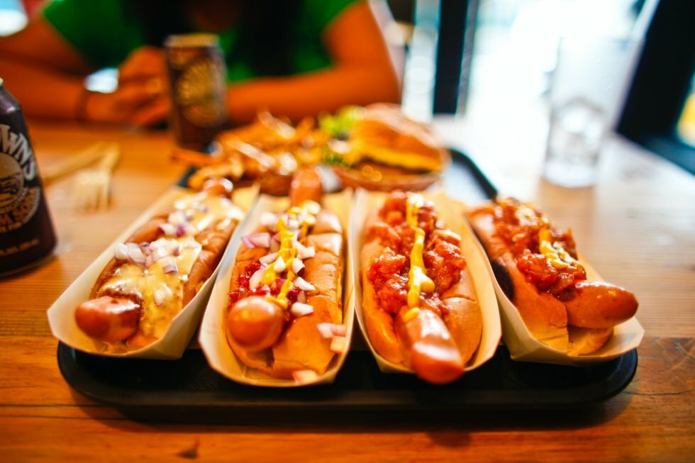 Hotdog-kongen skal kåres: Finalebraget til DM i hotdogsspisning løber af stablen i weekenden