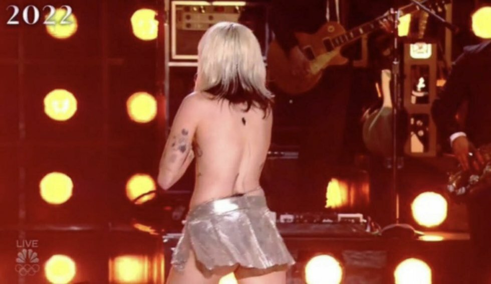Miley Cyrus tabte sin top på scenen under live-tv til nytårsaften