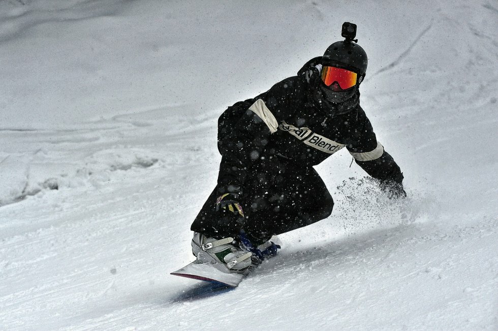 Snowboarder sekunder fra at miste livet: Men opdagede det først, da han så sin video bagefter