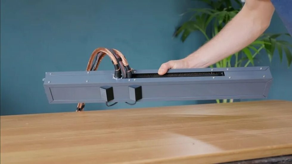 "PS5 slim" - ekstern strømforsyning og køleenhede - Foto: DIY perks/Youtube - Byg en PlayStation 5 Slim med hjælp fra denne DIY-guide