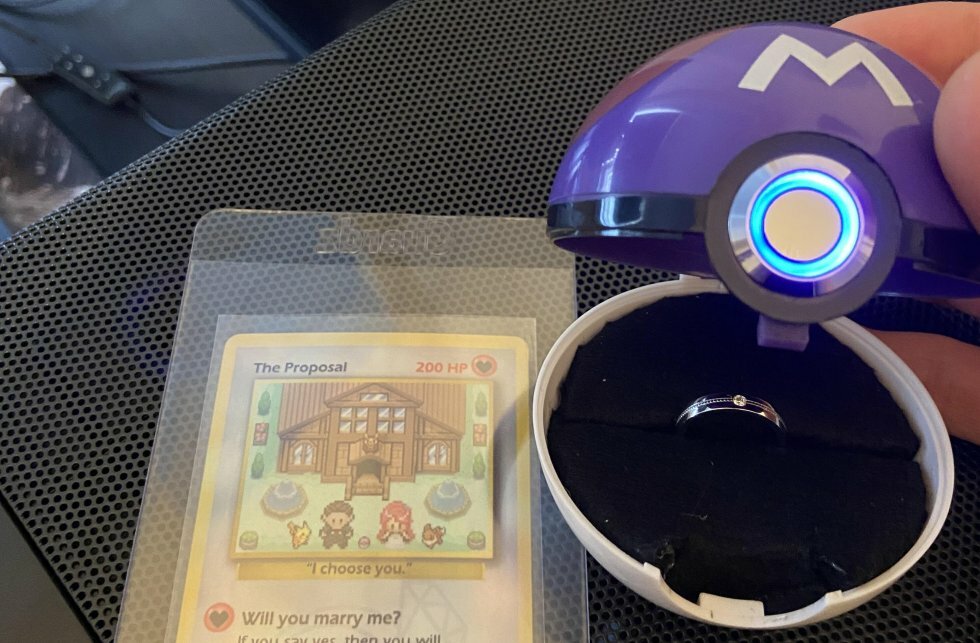 Pokemon-fan frier til sin kæreste med hjemmelavet pokemon-kort i en Master Ball