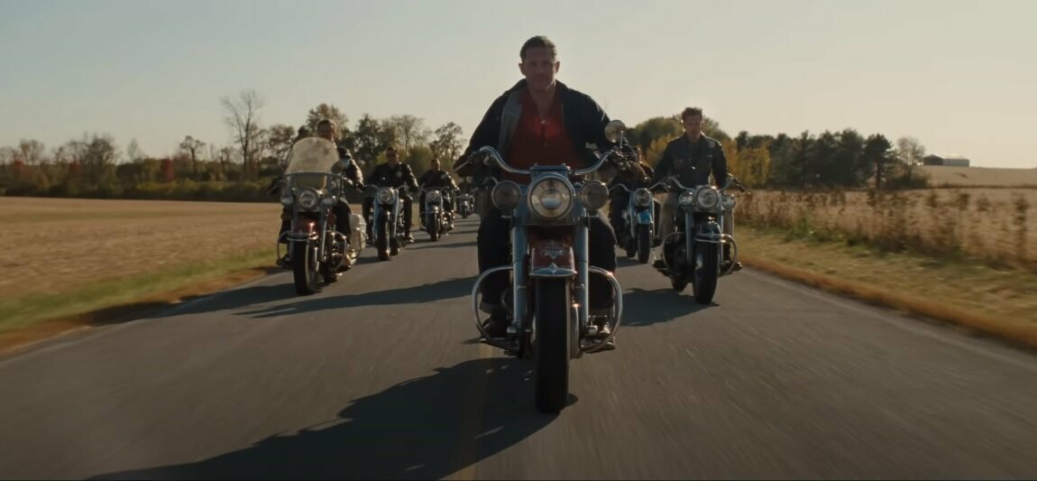Austin Butler og Tom Hardy skubber gang i biker-bandekrig i traileren til 'The Bikeriders'
