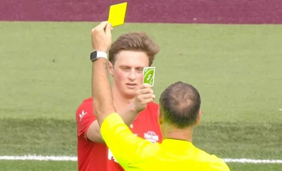 Fodboldspiller får gult kort - men smider bare et Uno-reverse kort tilbage dommerens ansigt