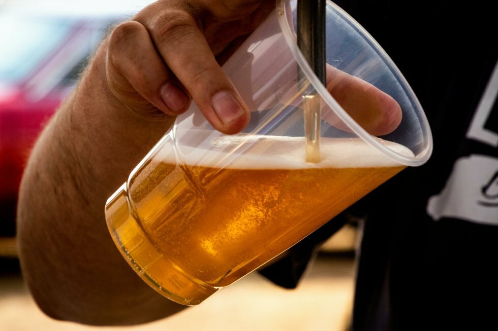 Så hurtig er verdensrekorden for at bælle 1 liter øl - kan du slå den?