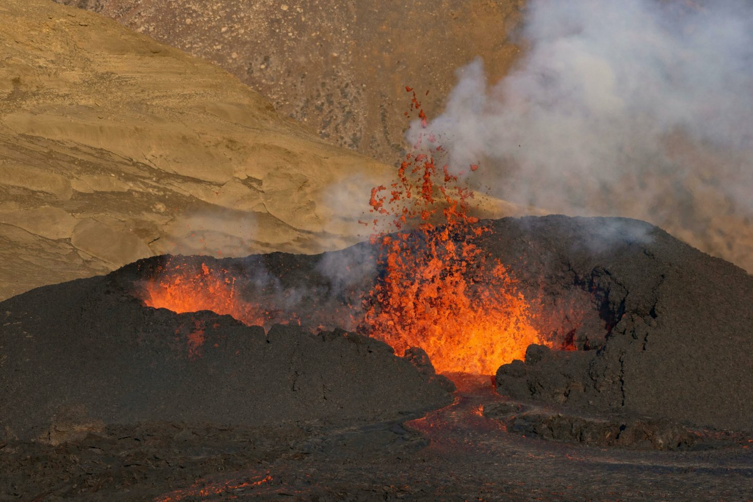 Her er, hvad der i virkeligheden ville ske med din krop, hvis du faldt ned i flydende lava